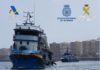 El AKT 1 entra en el puerto de Las Palmas escoltado por el patrullero ‘Cóndor’ del Servicio de Vigilancia Aduanera de la Agencia Tributaria.