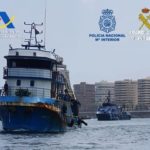El AKT 1 entra en el puerto de Las Palmas escoltado por el patrullero ‘Cóndor’ del Servicio de Vigilancia Aduanera de la Agencia Tributaria.