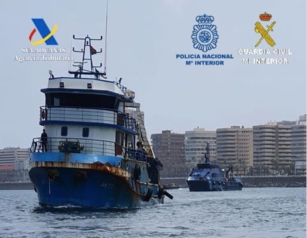 El AKT 1 entra en el puerto de Las Palmas escoltado por el patrullero ‘Cóndor’ del Servicio de Vigilancia Aduanera de la Agencia Tributaria.