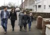Otros tiempos: una refugiada siria y sus dos hijas caminan, un día de 2018, junto a norirlandeses en la ciudad de Armagh, como beneficiarias de un programa de reasentamiento de refugiados que desarrolló Reino Unido. El país ahora prevé deportar a Ruanda a quienes lleguen en condición ilegal. © Paul Wu/Acnur