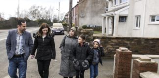 Otros tiempos: una refugiada siria y sus dos hijas caminan, un día de 2018, junto a norirlandeses en la ciudad de Armagh, como beneficiarias de un programa de reasentamiento de refugiados que desarrolló Reino Unido. El país ahora prevé deportar a Ruanda a quienes lleguen en condición ilegal. © Paul Wu/Acnur