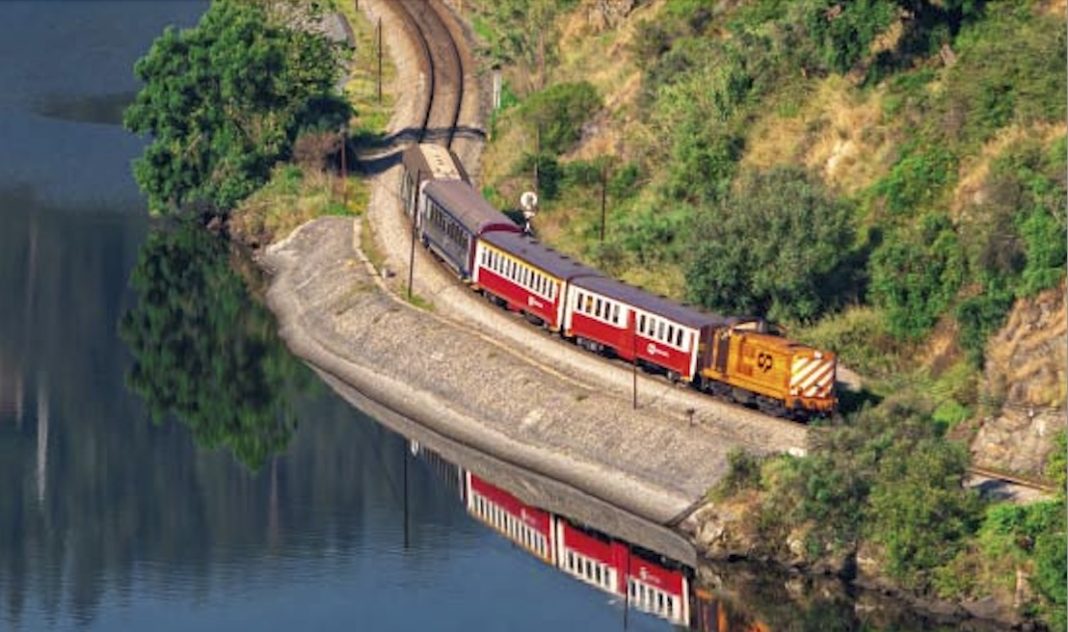 Tren sobre el río Duero en Portugal