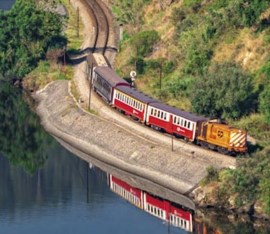 Tren sobre el río Duero en Portugal