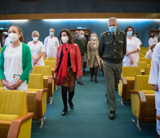 La ministra Margarita Robles en una visita al Gómez Ulla, 14DIC2020