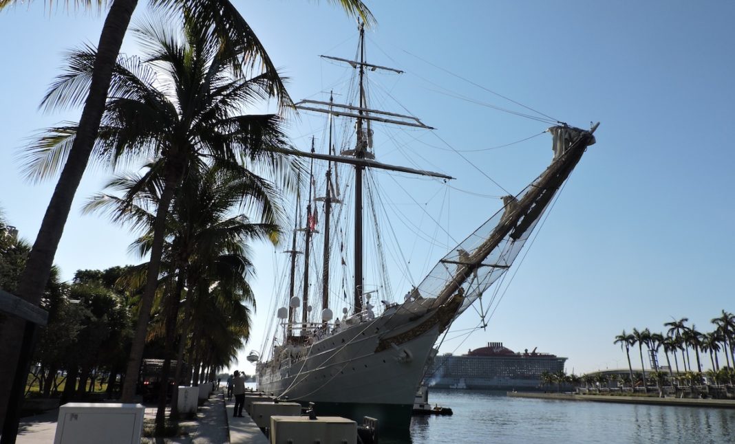 Miami Juan Sebastián Elcano amarrado