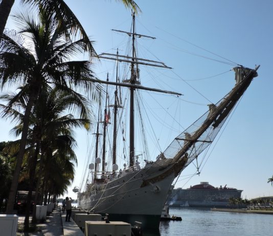 Miami Juan Sebastián Elcano amarrado