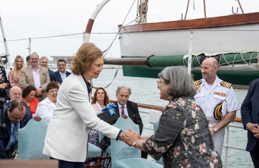 La reina Sofía y alcaldesa del Condado de Miami, Daniella L.Cava, a bordo del Juan Sebastián Elcano