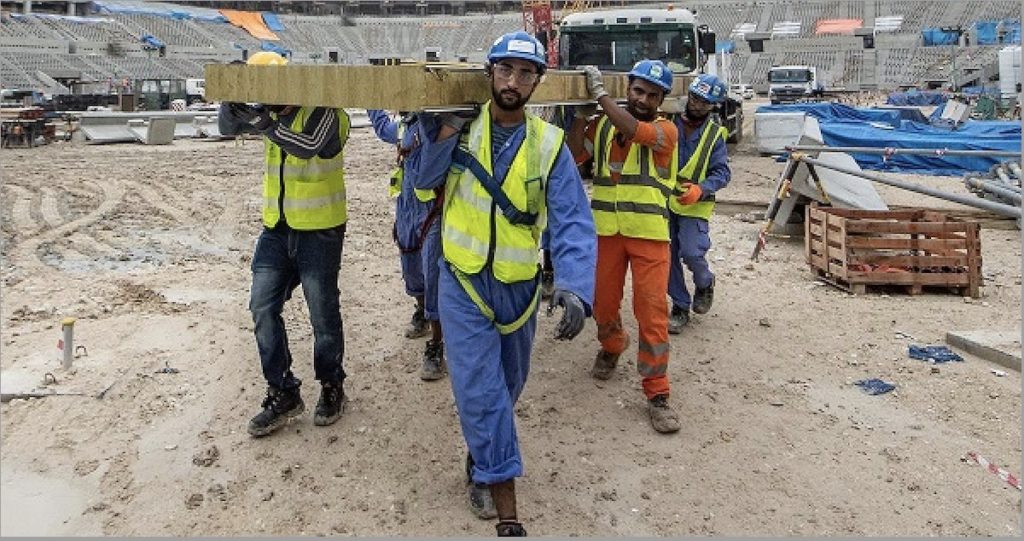 Trabajadores estadio de fútbol en Catar
