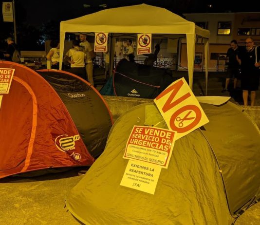 Vecinos de Carabanchel acampan ante la sede del SUAP del distrito, 16JUN2022