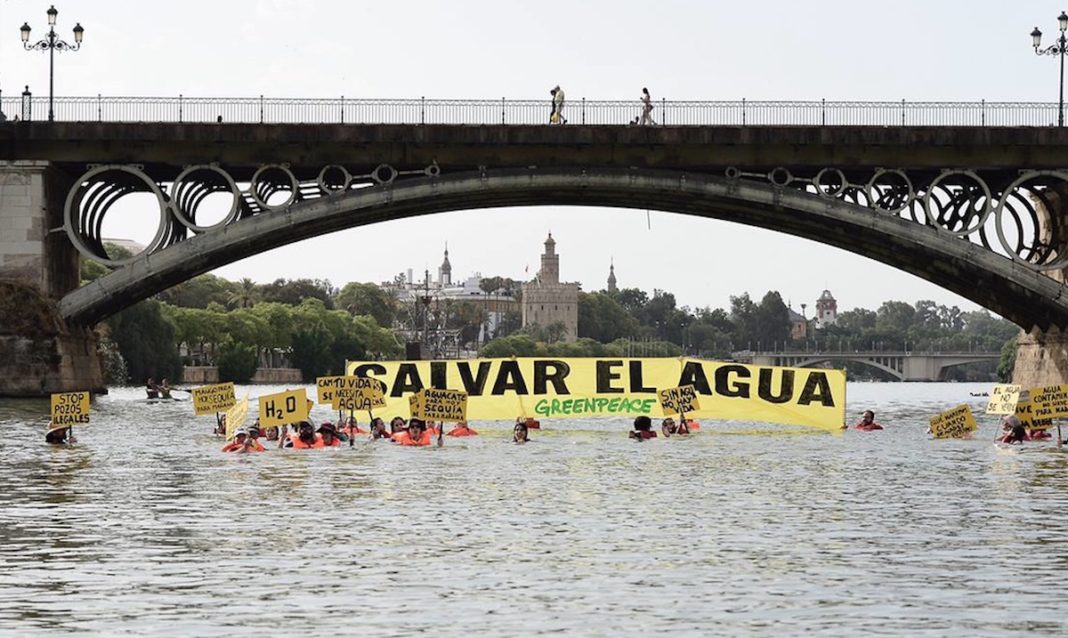 Greenpeace recuerda en Sevilla (Andalucía) que «SALVAR EL AGUA» debe ser una prioridad. © Greenpeace / Mario Gómez