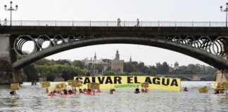 Greenpeace recuerda en Sevilla (Andalucía) que «SALVAR EL AGUA» debe ser una prioridad. © Greenpeace / Mario Gómez