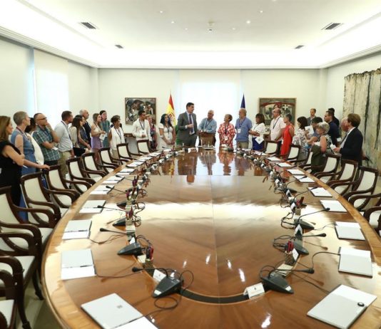 l presidente del Gobierno, Pedro Sánchez, muestra la sala donde se celebran las reuniones del Consejo de Ministros a los ciudadanos participantes en Moncloa Abierta © Pool Moncloa / Fernando Calvo. La Moncloa, Madrid 16.6.2022