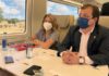 La ministra Raquel Sánchez, junto al presidente de Extremadura, Guillermo Fernández Vara, durante el trayecto Plasencia Badajoz