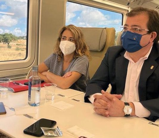 La ministra Raquel Sánchez, junto al presidente de Extremadura, Guillermo Fernández Vara, durante el trayecto Plasencia Badajoz