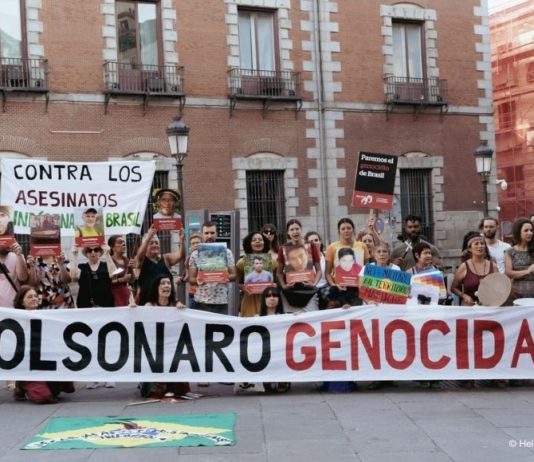 Activistas y simpatizantes de Maloka, Plaza de los Pueblos, Coletivo pelos Direitos no Brasil y Survival International protestan contra la visita de presidente antiindígena de la FUNAI a Madrid. © Helena Sánchez / Survival International