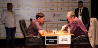 Anand y Gelfand ante el tablero en el Auditorio de León