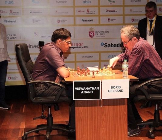 Anand y Gelfand ante el tablero en el Auditorio de León