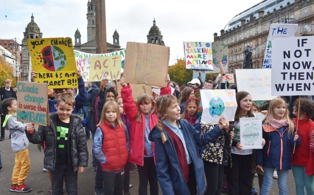 Jóvenes activistas del medio ambiente se manifiestan durante la Conferencia sobre el Clima COP26 en Glasgow, Escocia © ONU / Laura Quiñones