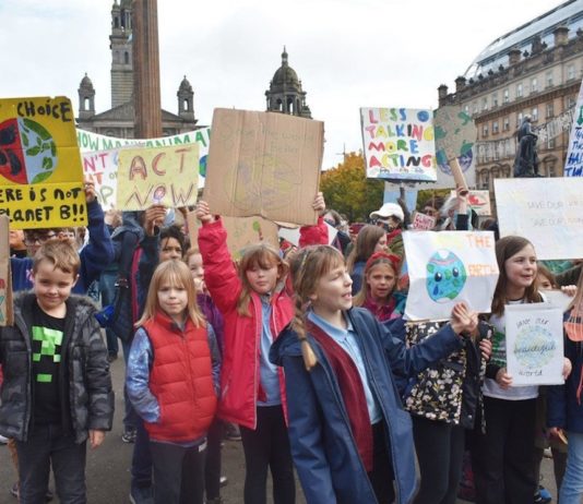 Jóvenes activistas del medio ambiente se manifiestan durante la Conferencia sobre el Clima COP26 en Glasgow, Escocia © ONU / Laura Quiñones