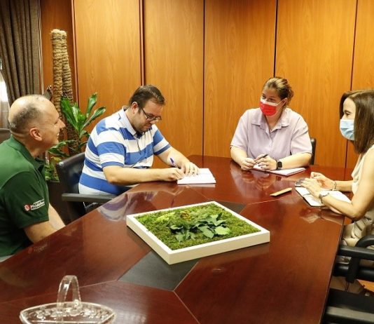 Encuentro de los responsable de la AD Ajedrez Móstoles con la alcaldesa