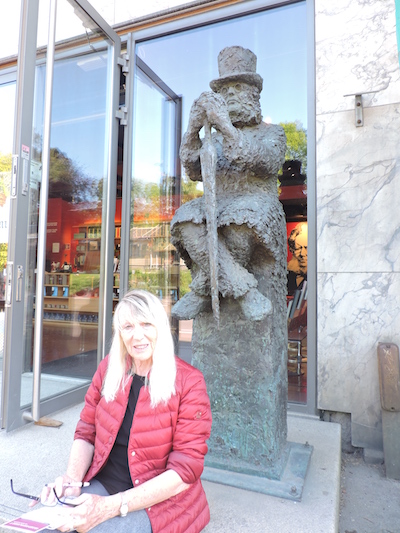 Oslo: Adriana Bianco ante el Museo Ibsen