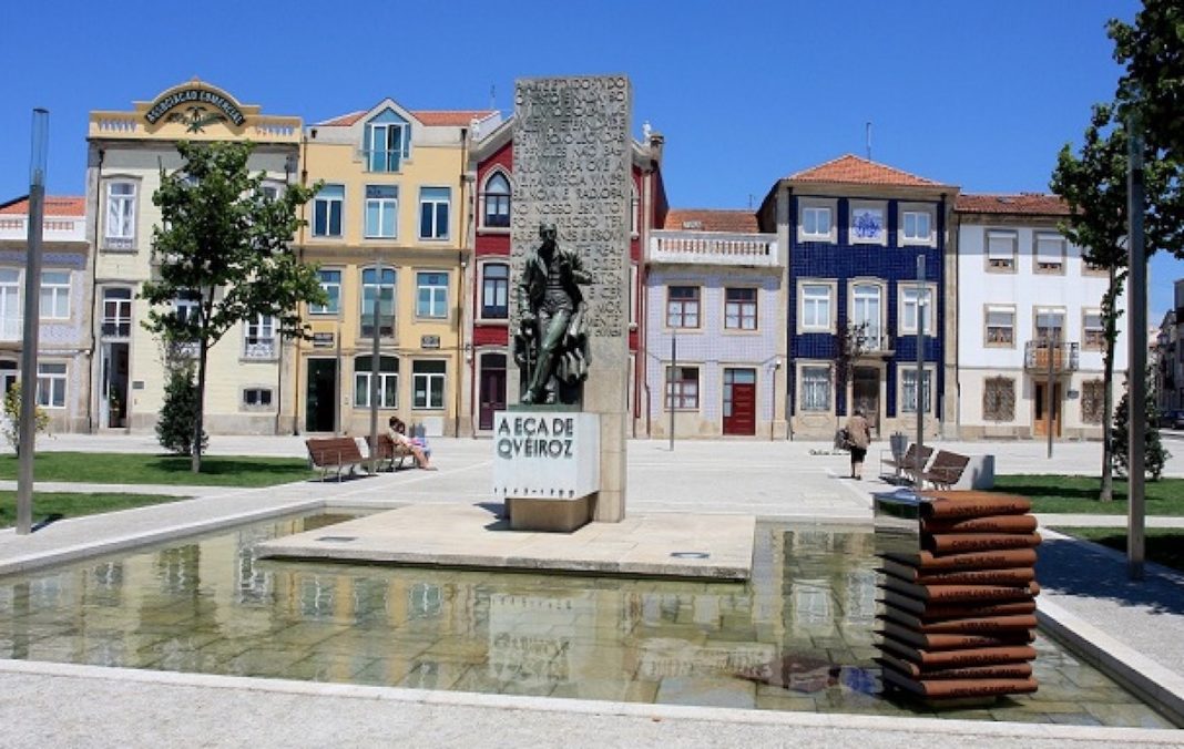 Escultura en homenaje al escritor Eça de Queiroz en su localidad natal de Póvoa de Varzim