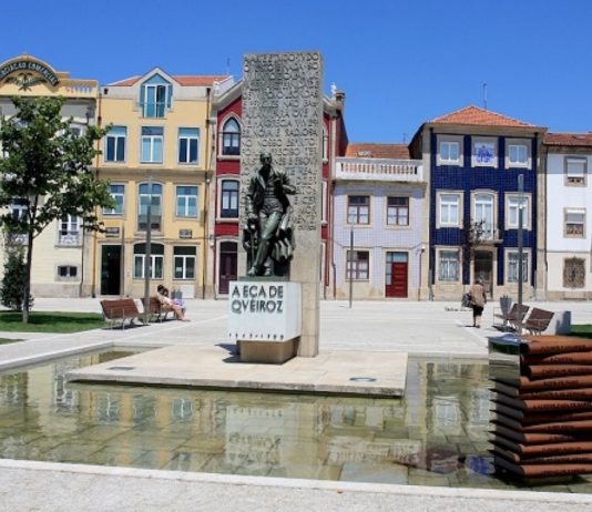 Escultura en homenaje al escritor Eça de Queiroz en su localidad natal de Póvoa de Varzim