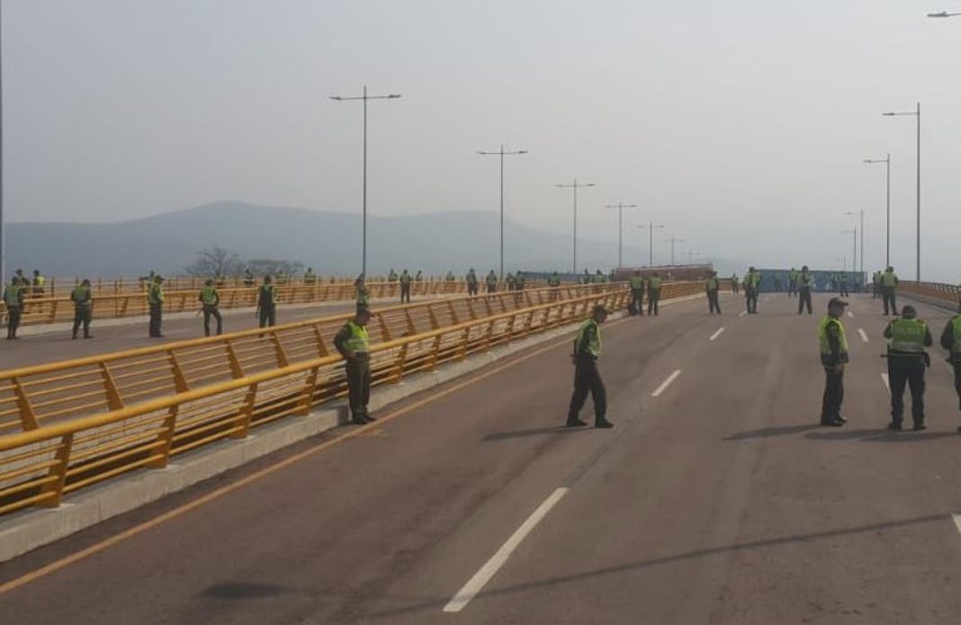 Vista del puente Tienditas, sobre el río Táchira, que marca parte de la frontera de Colombia y Venezuela, y que ni siquiera llegó a inaugurarse porque se clausuró apenas terminado, en febrero de 2019. Se espera que su apertura facilite el tránsito de personas y mercancías en esa zona, muy poblada a uno y otro lado de la línea limítrofe. Foto: DP