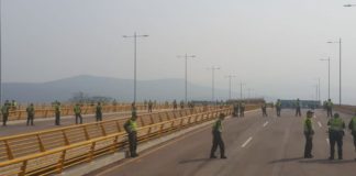 Vista del puente Tienditas, sobre el río Táchira, que marca parte de la frontera de Colombia y Venezuela, y que ni siquiera llegó a inaugurarse porque se clausuró apenas terminado, en febrero de 2019. Se espera que su apertura facilite el tránsito de personas y mercancías en esa zona, muy poblada a uno y otro lado de la línea limítrofe. Foto: DP