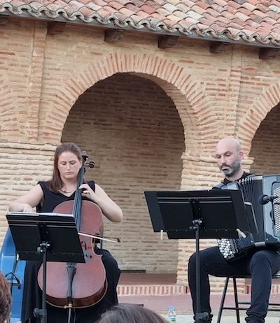 Duo Senso, Virginia del Cura (cello) y Alejandro Ares (acordeón), en la plaza de San Lorenzo de Sahagún
