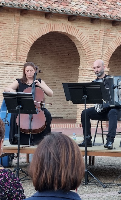 Duo Senso, Virginia del Cura (cello) y Alejandro Ares (acordeón), en la plaza de San Lorenzo de Sahagún