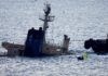 Lancha de Greenpeace junto buque ‘OS 35’ encallado en Algeciras