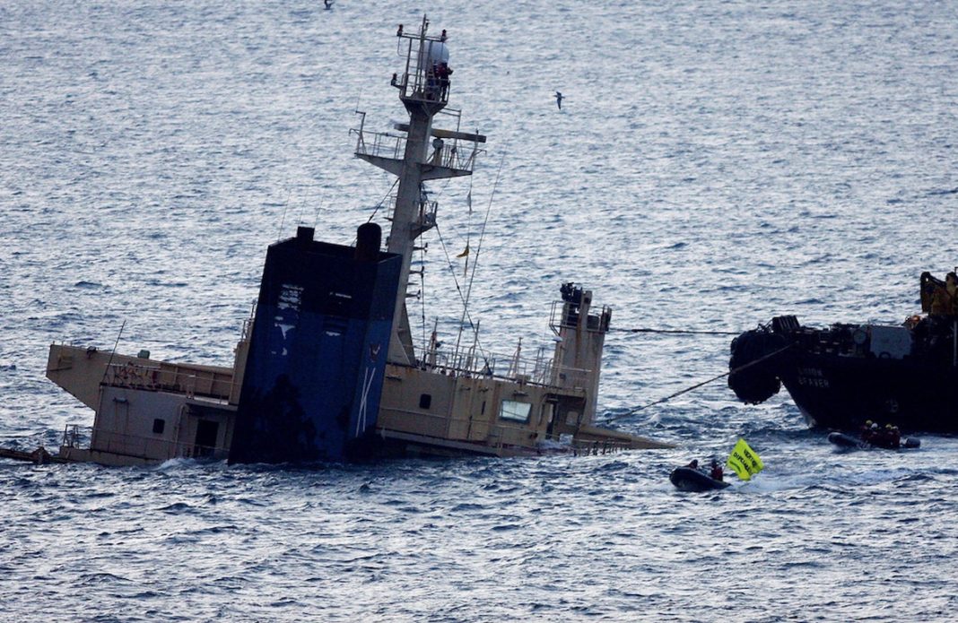 Lancha de Greenpeace junto buque ‘OS 35’ encallado en Algeciras