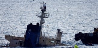 Lancha de Greenpeace junto buque ‘OS 35’ encallado en Algeciras
