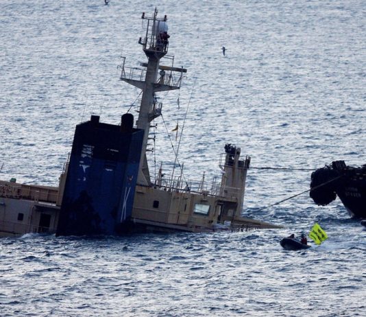 Lancha de Greenpeace junto buque ‘OS 35’ encallado en Algeciras