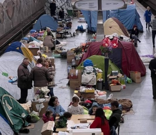Personas refugiadas en la estación de metro Akademika Pavlova en Járkov