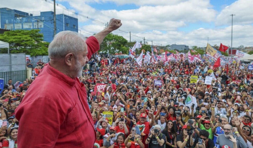 El expresidente Luiz Inácio Lula da Silva en uno de sus últimos actos electorales, en un barrio pobre de la zona sur de São Paulo. © Ricardo Stuckert / Fotos Públicas