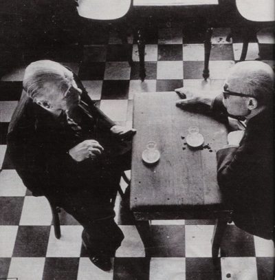 Borges junto a Sábato con un trasfondo ajedrezado