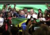 Luiz Inácio Lula da Silva enarbola la bandera de Brasil tras su primer discurso como presidente electo de Brasil, la noche del 30 de octubre, en que prometió gobernar para todos desde el 1 de enero próximo, cuando iniciará un tercer mandato lleno de desafíos. Foto: Rovena Rosa / Agência Brasil-FotosPúblicas