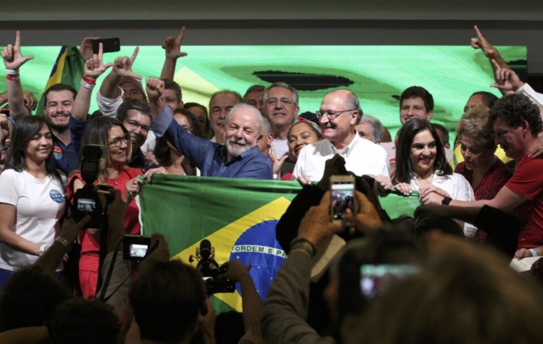 Luiz Inácio Lula da Silva enarbola la bandera de Brasil tras su primer discurso como presidente electo de Brasil, la noche del 30 de octubre, en que prometió gobernar para todos desde el 1 de enero próximo, cuando iniciará un tercer mandato lleno de desafíos. Foto: Rovena Rosa / Agência Brasil-FotosPúblicas