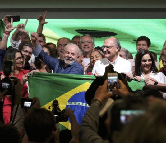 Luiz Inácio Lula da Silva enarbola la bandera de Brasil tras su primer discurso como presidente electo de Brasil, la noche del 30 de octubre, en que prometió gobernar para todos desde el 1 de enero próximo, cuando iniciará un tercer mandato lleno de desafíos. Foto: Rovena Rosa / Agência Brasil-FotosPúblicas