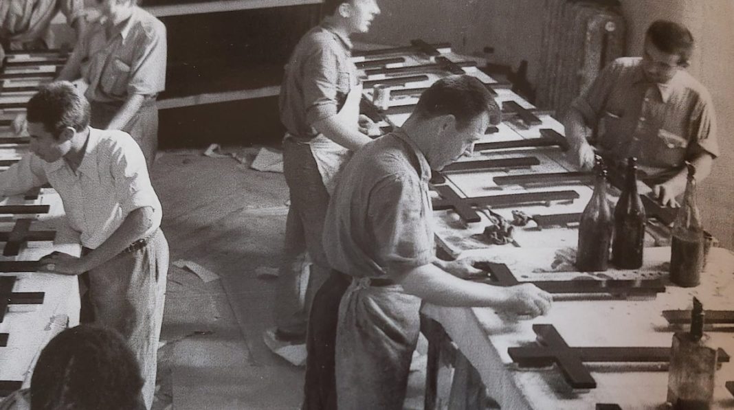 Presos redimiendo penas en el Reformatorio de Alcalá de Henares en 1939. Los reclusos construyen cruces de madera porque eran muy solicitadas por los industriales