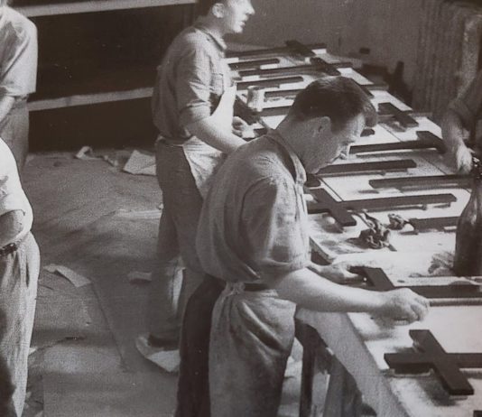 Presos redimiendo penas en el Reformatorio de Alcalá de Henares en 1939. Los reclusos construyen cruces de madera porque eran muy solicitadas por los industriales