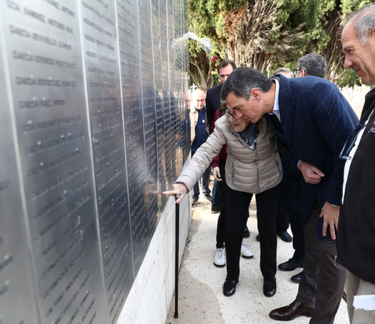 El presidente del Gobierno, Pedro Sánchez, conversa con una familiar de una de las víctimas enterradas en las fosas comunes del cementerio del Carmen de Valladolid. © Pool Moncloa, Fernando Calvo. 24OCT2022