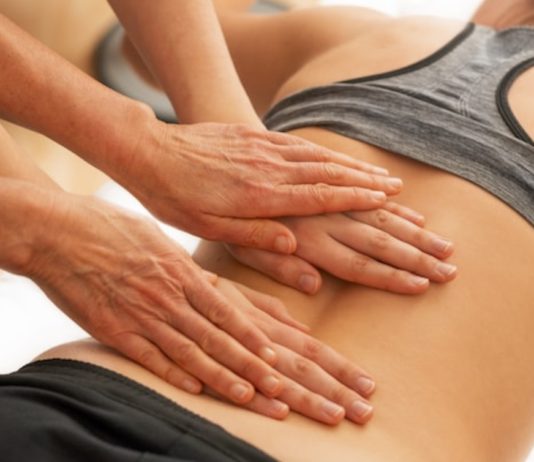Osteopatía manos espalda