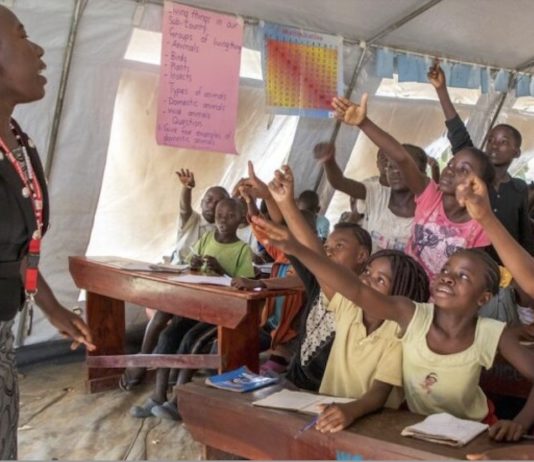 Estudiantes en un programa de educación acelerada en Uganda. © Zahara Abdulk para Unicef