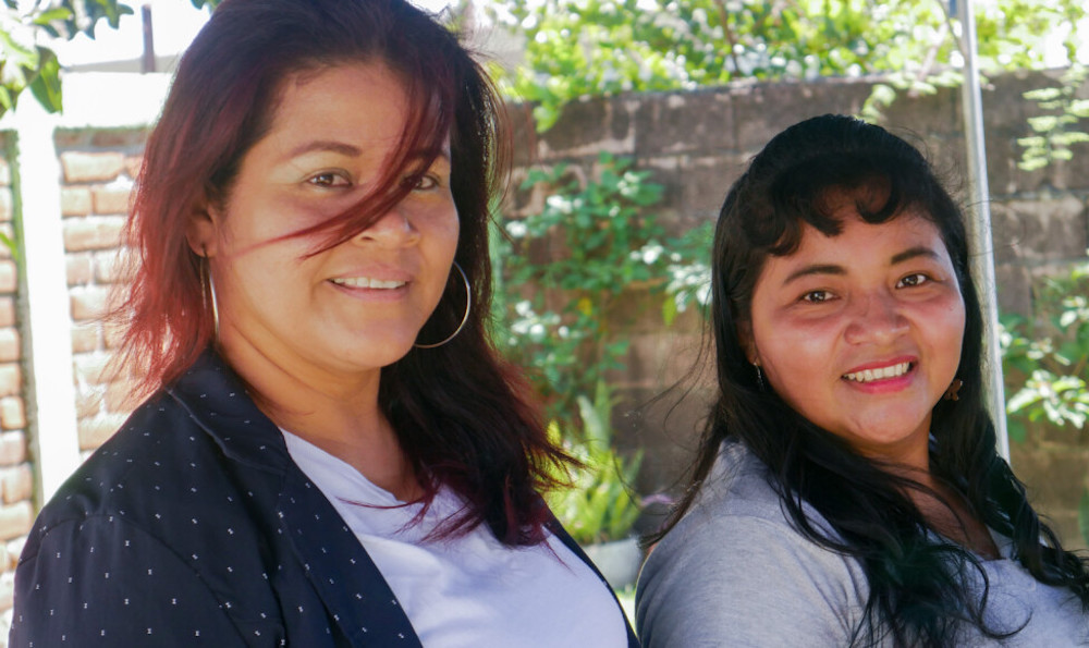 Zuleyma Beltrán (I) y Marlene Ponce sufrieron emergencias obstétricas y fueron acusadas por el sistema de justicia de El Salvador de practicarse un aborto, uno de los tres países centroamericanos con prohibición absoluta de ese derecho reproductivo. Ahora, ya en libertad, forman parte de la organización Mujeres Libres, que brinda atención sicosocial y apoyo a mujeres que han sido criminalizadas por esa causa. Foto: Edgardo Ayala / IPS