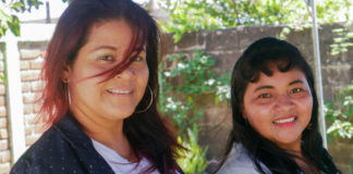 Zuleyma Beltrán (I) y Marlene Ponce sufrieron emergencias obstétricas y fueron acusadas por el sistema de justicia de El Salvador de practicarse un aborto, uno de los tres países centroamericanos con prohibición absoluta de ese derecho reproductivo. Ahora, ya en libertad, forman parte de la organización Mujeres Libres, que brinda atención sicosocial y apoyo a mujeres que han sido criminalizadas por esa causa. Foto: Edgardo Ayala / IPS