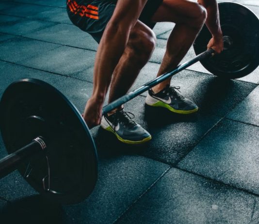 ejercicio entrenamiento físico pesas