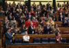 El presidente del Gobierno, Pedro Sánchez, la vicepresidenta segunda, Yolanda Díaz, y la ministra de Hacienda y Función Pública, María Jesús Montero, aplauden tras la aprobación de los Presupuestos 2023. © Pool Moncloa / Fernando Calvo